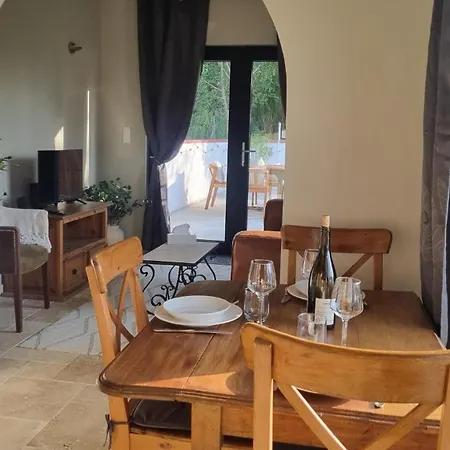 Chez Gigi, Maisonnette Confort Avec Terasse Holiday home *